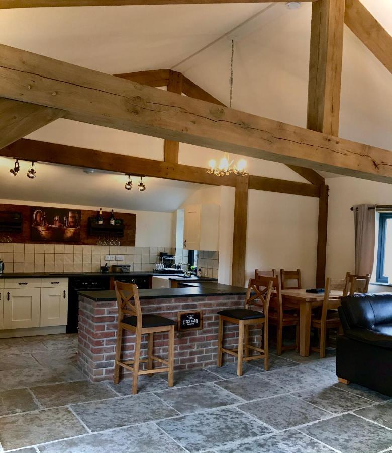 Trelaske Mill Cider Barn-With Hot Tub, Fire Pit Bbq Lewannick エクステリア 写真