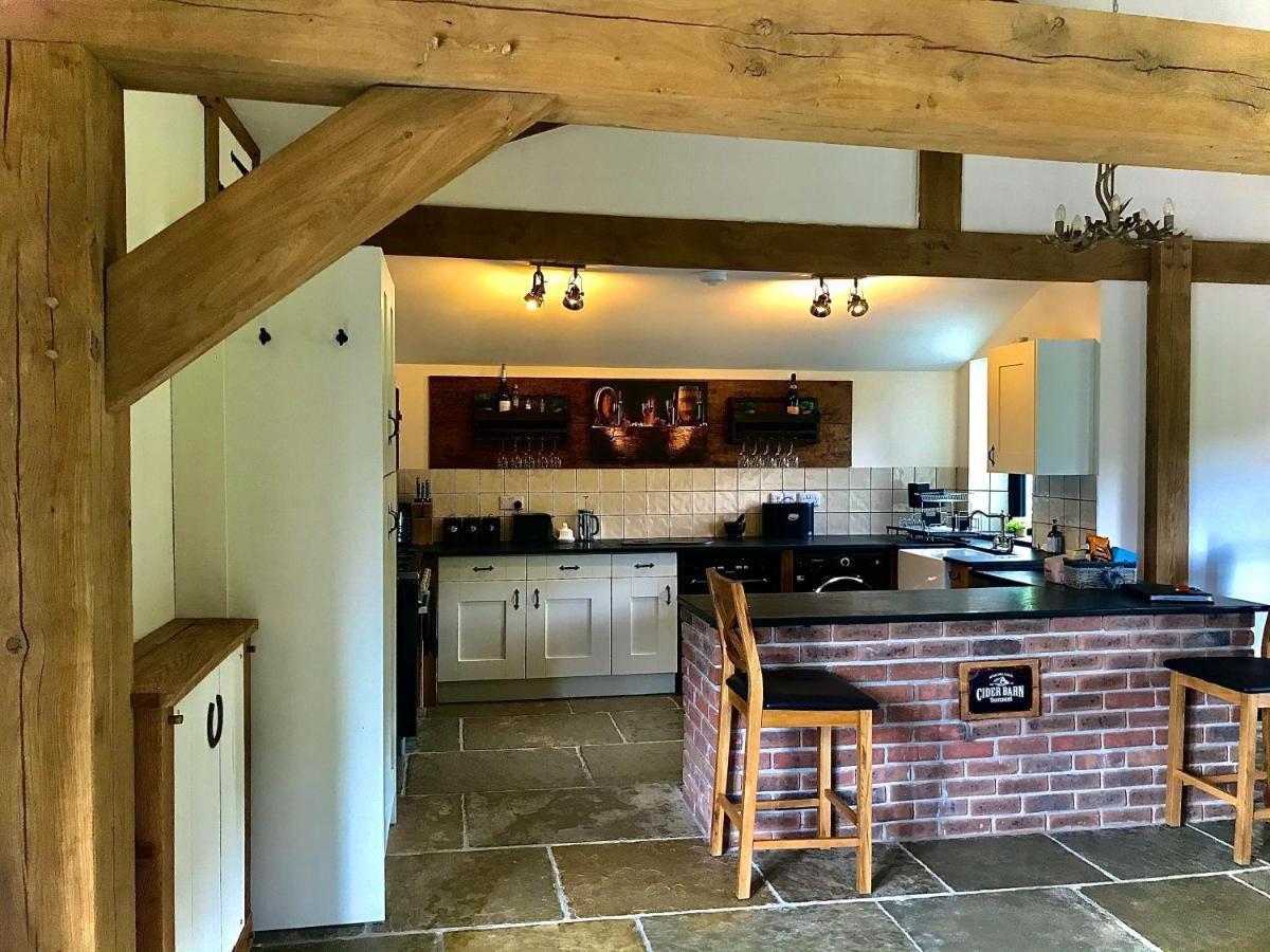 Trelaske Mill Cider Barn-With Hot Tub, Fire Pit Bbq Lewannick エクステリア 写真